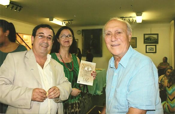 Dr. João Carlos e Dra. Juniata Paula Santos com o autor Tom Maia